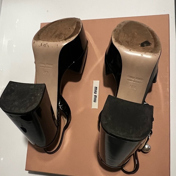 MIU MIU Platforms - Black Patent Leather Sandals with pearl and silver chain - Picture 8 of 14